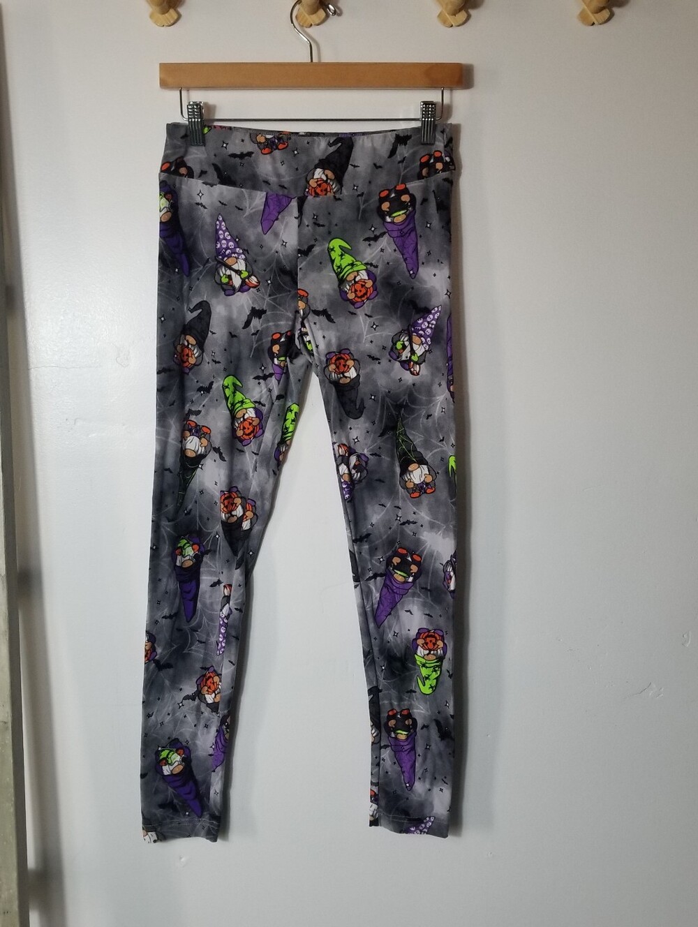 CELEBRATE HALLOWEEN WOMEN'S GNOME LEGGINGS SIZE SMALL